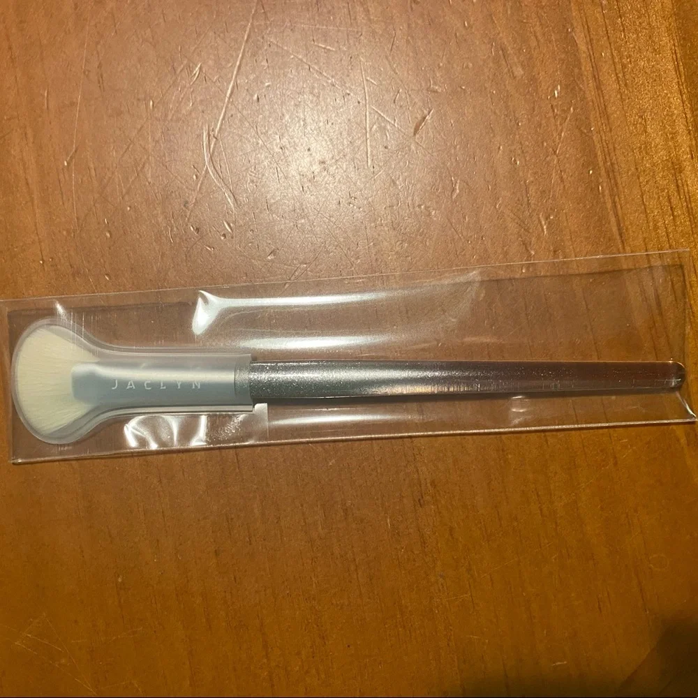Jaclyn Cosmetics Highlighter Brush